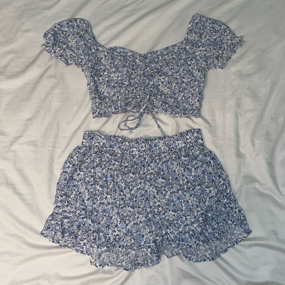 hollister matching shirt and blouse set! can be worn together or separate!!